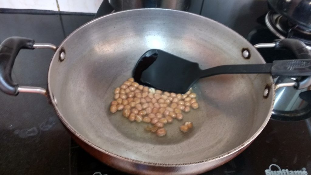 Stir fry Peanuts in oil